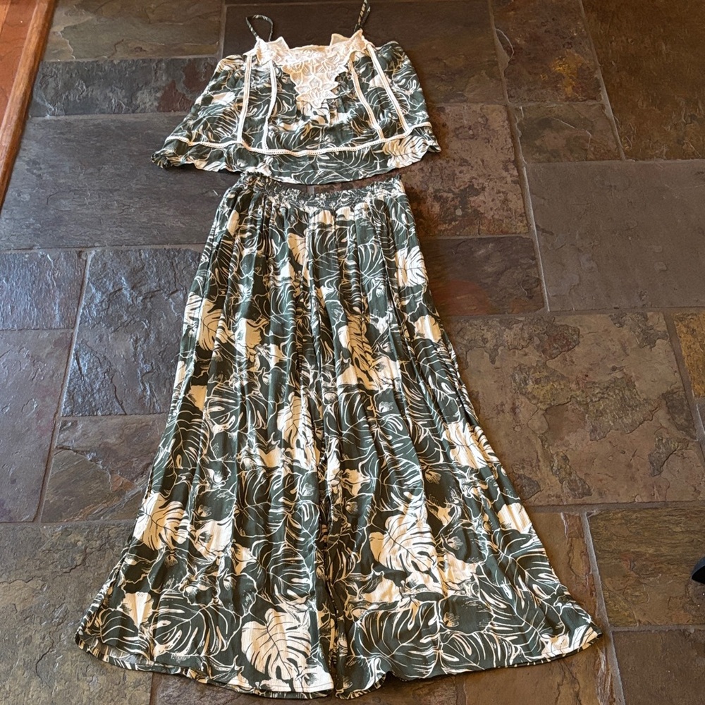 Elegant Green and Cream Floral Pantsuit